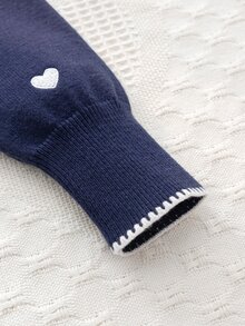 SHEIN 4-8歲女童海軍藍圓領針織開襟衫，白色愛心刺繡、對比色鋸齒飾邊、泡泡長袖單排扣針織外套，學院風春夏秋冬百搭針織外套 - 藏蓝色 - 查看 7