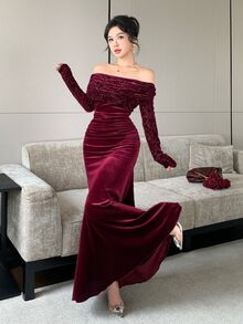 Modelyn Vintage Burgundy Off-Shoulder Cold Shoulder Velvet Dress, Fitted Ruched Bodycon Mermaid Evening Long Gown - Burgundy - View 3