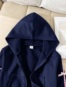 Tween女孩深藍色連帽拉鍊運動衫，前拉鍊設計，雙側大口袋，袖口粉色蝴蝶結裝飾，短版收腰修身，甜酷風女孩上衣，秋冬日常外出校園穿搭，小眾設計感女童服飾 - 藍色 - 查看 4