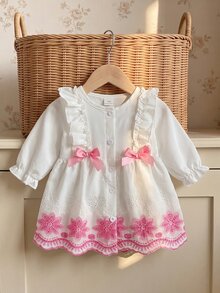 SHEIN Playful Pals 1件新生女嬰白色圓領鈕扣收腰長袖洋裝，深藍色花卉刺繡，荷葉邊裙襬，蝴蝶結裝飾，可愛休閒甜美韓風優雅洋裝，適合春秋日常穿著、外出、旅行、度假、派對等場合 - 粉色 - 查看 4