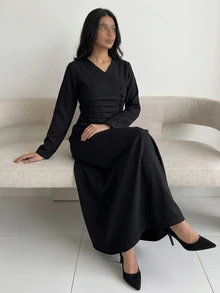 Yasmyna 黑色長袖V領極簡百褶鈕扣側開衩低調優雅日常通勤約會女款長袍 - 黑色 - 查看 5