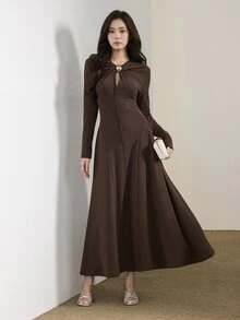 Heiryn Gaun Elegan Lengan Panjang Warna Polos dengan Dekorasi Logam untuk Wanita - Coklat - View 5