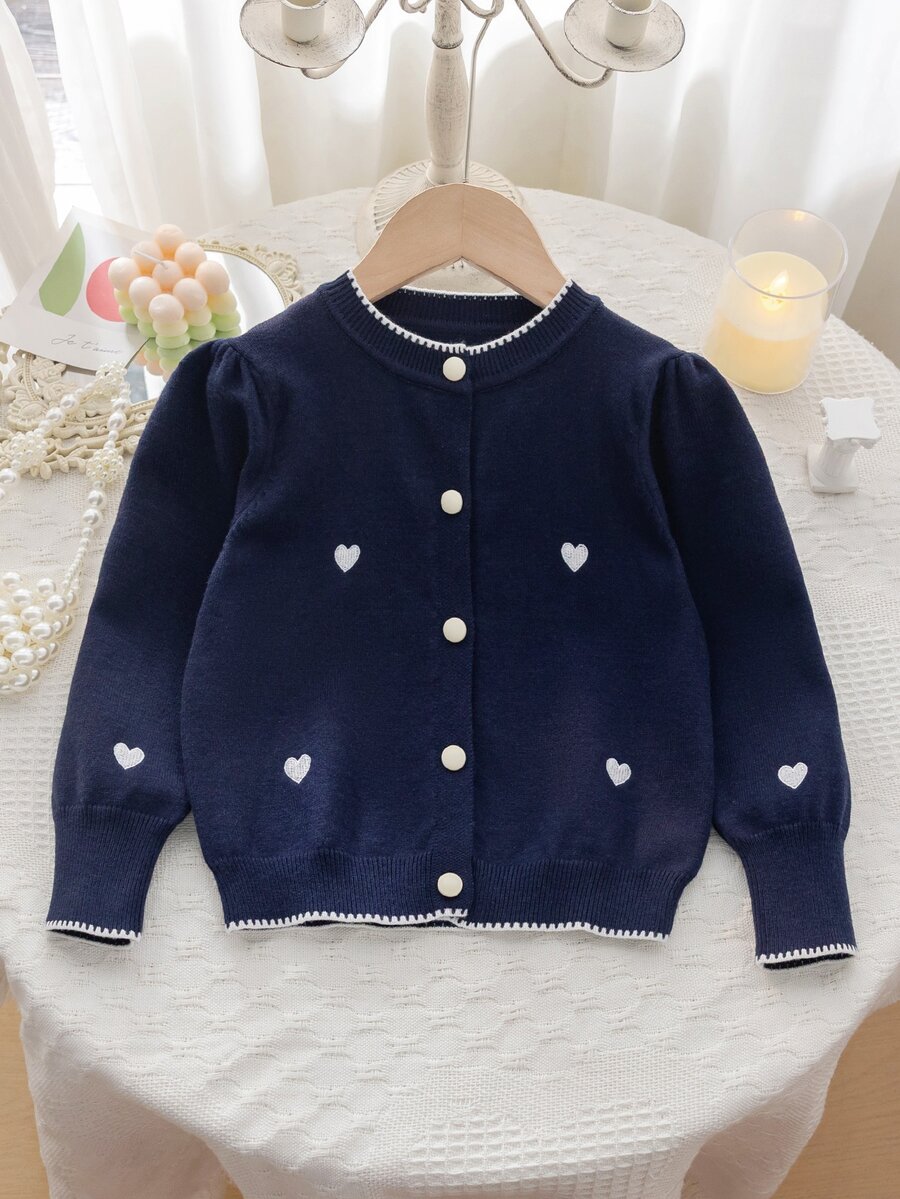 SHEIN 4-8歲女童海軍藍圓領針織開襟衫,白色愛心刺繡、對比色鋸齒飾邊、泡泡長袖單排扣針織外套,學院風春夏秋冬百搭針織外套 - 藏蓝色 - 查看 1