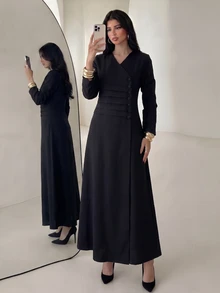 Yasmyna 黑色長袖V領極簡百褶鈕扣側開衩低調優雅日常通勤約會女款長袍 - 黑色 - 查看 6