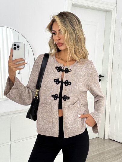 Easowa Damen Langarm Glockenärmel Doppel-Taschen Kontrastfarbe Knopf-Vorderseite Strickjacke, Lässig Entspannt Elegant Pendler Old Money Stil, Herbst/Winter