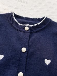 SHEIN 4-8歲女童海軍藍圓領針織開襟衫，白色愛心刺繡、對比色鋸齒飾邊、泡泡長袖單排扣針織外套，學院風春夏秋冬百搭針織外套 - 藏蓝色 - 查看 3