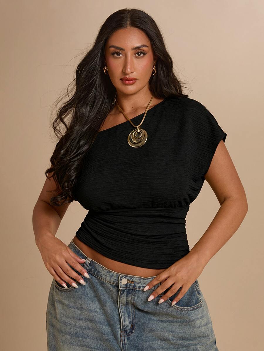 SHEIN BAE CURVE 大尺碼女款純色不對稱肩蝙蝠袖抓褶修身T恤 - 黑色 - 查看 1