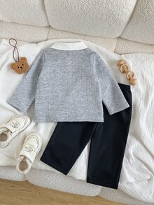 SHEIN Playful Pals 男嬰休閒紳士風 2 合 1 貼布繡 Polo 衫與長褲套裝 返校季 - 灰色 - 查看 2