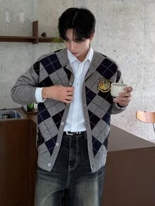 DAZY 海軍藍格紋拼接學院風男士開襟毛衣 - 淺灰色 - 查看 5