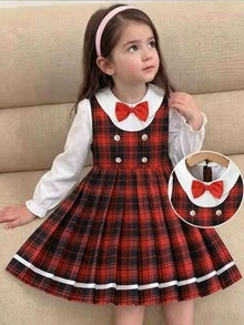 SHEIN Playful Pals 女童復古英倫風彼得潘領長袖內搭衫搭配紅黑格紋背心裙，精緻紅色蝴蝶結裝飾，仿金鈕扣，百褶大裙擺附白色飾邊，甜美學院風，舒適面料，適合節日派對、日常出遊，幼兒公主套裝 - 紅色 - 查看 1