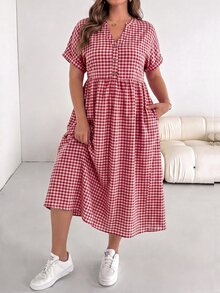 SHEIN Essnce 大尺碼女款春夏時尚休閒寬鬆舒適日常百搭顯瘦粉色格紋V領短袖中長洋裝，附口袋，度假洋裝，夏季粉色洋裝，大尺碼可愛服飾，極簡風格，亮色洋裝 - 紅白色 - 查看 3