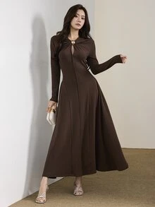 Heiryn Gaun Elegan Lengan Panjang Warna Polos dengan Dekorasi Logam untuk Wanita - Coklat - View 3