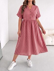 SHEIN Essnce 大尺碼女款春夏時尚休閒寬鬆舒適日常百搭顯瘦粉色格紋V領短袖中長洋裝，附口袋，度假洋裝，夏季粉色洋裝，大尺碼可愛服飾，極簡風格，亮色洋裝 - 紅白色 - 查看 6
