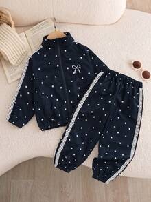 SHEIN Genkimix Kids 2件組女童幼兒春秋新款防風布料學院風波點蝴蝶結刺繡休閒時尚愛心編織織帶裝飾立領拉鍊夾克與休閒長褲可愛甜美套裝 - 藏蓝色 - 查看 3
