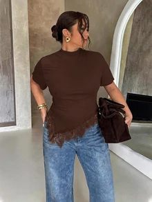 Firerie 女款極簡優雅休閒度假通勤修身T恤上衣，黑色短袖收腰不對稱下擺蕾絲飾邊，適合度假、海灘、假日穿搭 - 棕色 - 查看 2