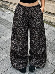 SHEIN 少女夏季街頭風學院風賽事日復古嬉皮豹紋拼接黑色寬鬆降落傘長褲 - 彩色 - 查看 3
