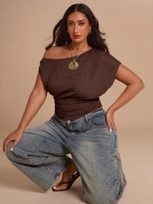 SHEIN BAE CURVE 大尺碼女款純色不對稱單肩蝙蝠袖抓皺修身T恤 - 咖啡棕 - 查看 6