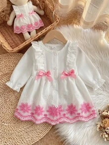 SHEIN Playful Pals 1件新生女嬰白色圓領鈕扣收腰長袖洋裝，深藍色花卉刺繡，荷葉邊裙襬，蝴蝶結裝飾，可愛休閒甜美韓風優雅洋裝，適合春秋日常穿著、外出、旅行、度假、派對等場合 - 粉色 - 查看 3