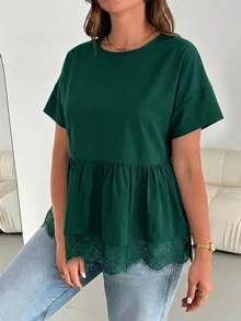 SHEIN Essnce 大尺碼女款春夏時尚休閒寬鬆涼爽舒適日常百搭顯瘦黑色蕾絲飾邊下擺短袖娃娃衫，外出上衣，極簡風蕾絲飾邊黑色上衣，夏季襯衫 - 墨綠色 - 查看 3