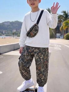 SHEIN 3件組兒童青少年男孩休閒日常百搭舒適迷彩印花圓領套頭寬鬆衛衣、鬆緊束口寬鬆運動長褲、針織加厚保暖內裡衛衣套裝 - 淺灰色 - 查看 2