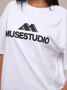 MUSERA 炭灰色圖案 Logo 細節女款 T 恤，冬季休閒日常舒適穿搭，酷綠色 - 白色 - 查看 6