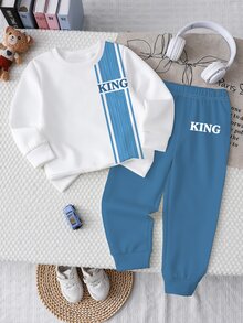 1套幼兒休閒運動衫套裝，拼色垂直條紋 KING 字母印花，圓領長袖標準肩，上衣配藍白垂直條紋紋理圖案，褲子配對應字母印花，適合外出、幼兒園、日常穿著、拍照，簡約拼色設計，男嬰秋季運動套裝 - 彩色 - 查看 3