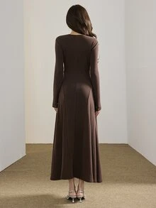 Heiryn Gaun Elegan Lengan Panjang Warna Polos dengan Dekorasi Logam untuk Wanita - Coklat - View 4