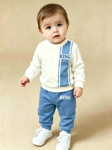 1套幼兒休閒運動衫套裝，拼色垂直條紋 KING 字母印花，圓領長袖標準肩，上衣配藍白垂直條紋紋理圖案，褲子配對應字母印花，適合外出、幼兒園、日常穿著、拍照，簡約拼色設計，男嬰秋季運動套裝 - 彩色 - 查看 5