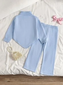 SHEIN 女童藍色蝴蝶結高領針織毛衣套裝，附褲子，尖擺設計，時尚休閒可愛秋冬穿著，柔軟舒適親膚面料，彈性良好，適合學校日常出遊旅行穿搭，甜美風格，高品質面料細膩柔軟耐穿，經典實用，適合多種場合，值得擁有 - 藍色 - 查看 2