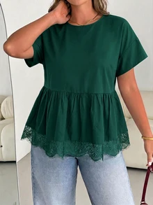 SHEIN Essnce 大尺碼女款春夏時尚休閒寬鬆涼爽舒適日常百搭顯瘦黑色蕾絲飾邊下擺短袖娃娃衫，外出上衣，極簡風蕾絲飾邊黑色上衣，夏季襯衫 - 墨綠色 - 查看 1