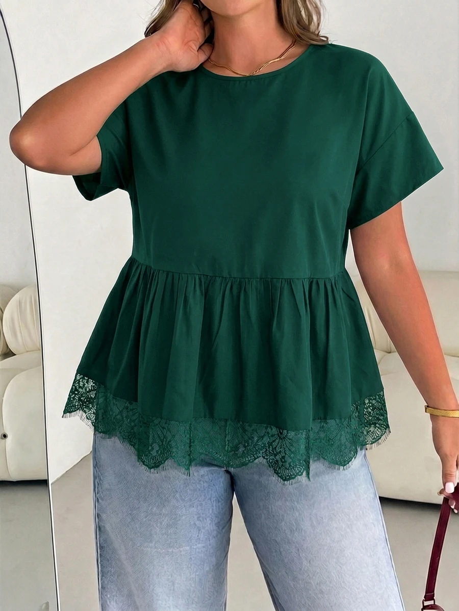 SHEIN Essnce 大尺碼女款春夏時尚休閒寬鬆涼爽舒適日常百搭顯瘦黑色蕾絲飾邊下擺短袖娃娃衫,外出上衣,極簡風蕾絲飾邊黑色上衣,夏季襯衫 - 墨綠色 - 查看 1