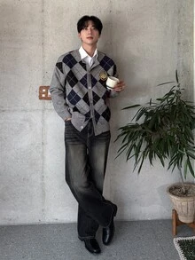 DAZY 海軍藍格紋拼接學院風男士開襟毛衣 - 淺灰色 - 查看 4