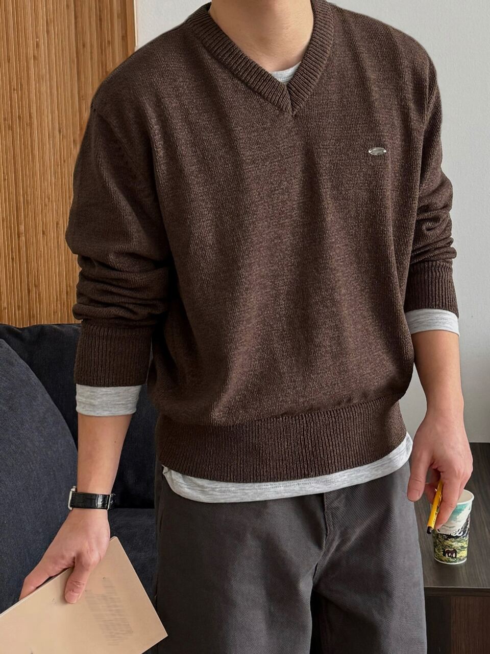 Autumn/Winter Brown Marled Knit Men's Sweater With Metal Label Design, V-Neck, Ribbed Cuffs And Hem