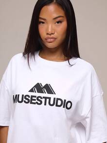 MUSERA 炭灰色圖案 Logo 細節女款 T 恤，冬季休閒日常舒適穿搭，酷綠色 - 白色 - 查看 5