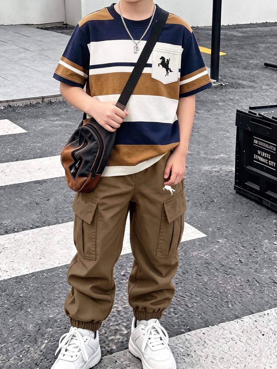 2件組 男童條紋馬標誌印花白色與棕色條紋百搭時尚舒適圓領短袖T恤與棕色收口工裝褲套裝,適合四季穿著 - 彩色 - 查看 1