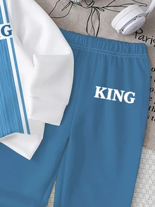 1套幼兒休閒運動衫套裝，拼色垂直條紋 KING 字母印花，圓領長袖標準肩，上衣配藍白垂直條紋紋理圖案，褲子配對應字母印花，適合外出、幼兒園、日常穿著、拍照，簡約拼色設計，男嬰秋季運動套裝 - 彩色 - 查看 6