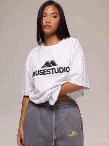 MUSERA 炭灰色圖案 Logo 細節女款 T 恤，冬季休閒日常舒適穿搭，酷綠色 - 白色 - 查看 1