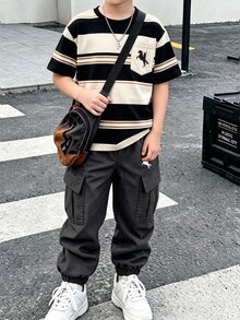 2件組 男士/青少年男孩圓領短袖T恤與黑色慢跑工裝長褲套裝，條紋馬標誌印花，黑白條紋，百搭時尚舒適，適合四季穿著 - 彩色 - 查看 1