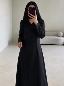 Yasmyna 黑色長袖V領極簡百褶鈕扣側開衩低調優雅日常通勤約會女款長袍 - 黑色 - 查看 4