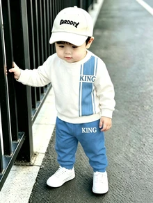 1套幼兒休閒運動衫套裝，拼色垂直條紋 KING 字母印花，圓領長袖標準肩，上衣配藍白垂直條紋紋理圖案，褲子配對應字母印花，適合外出、幼兒園、日常穿著、拍照，簡約拼色設計，男嬰秋季運動套裝 - 彩色 - 查看 1