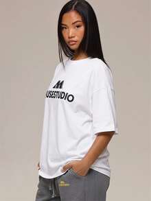 MUSERA 炭灰色圖案 Logo 細節女款 T 恤，冬季休閒日常舒適穿搭，酷綠色 - 白色 - 查看 3
