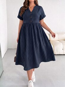 SHEIN Essnce 大尺碼女款春夏時尚休閒寬鬆舒適日常百搭顯瘦粉色格紋V領短袖中長洋裝，附口袋，度假洋裝，夏季粉色洋裝，大尺碼可愛服飾，極簡風，亮色洋裝 - 藍色 - 查看 4