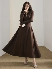 Heiryn Gaun Elegan Lengan Panjang Warna Polos dengan Dekorasi Logam untuk Wanita - Coklat - View 1