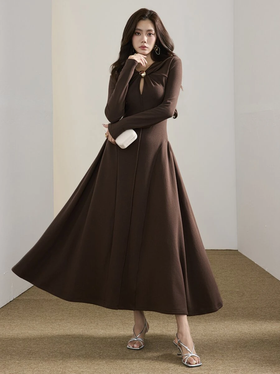 Heiryn Gaun Elegan Lengan Panjang Warna Polos dengan Dekorasi Logam untuk Wanita - Coklat - View 1
