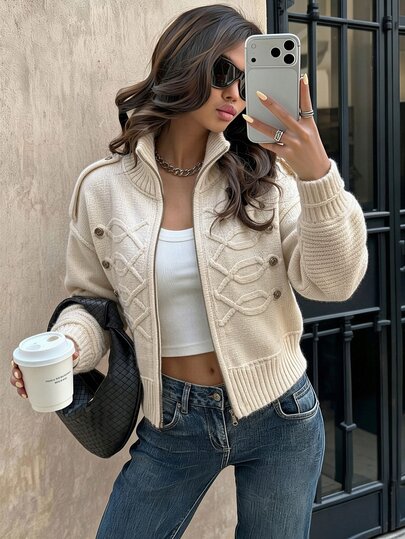 SHEIN كارديجان قصير للنساء بتصميم عسكري عتيق للشارع والتنقل، بلون أبيض كريمي، محبوك بنسيج كابل، بياقة واقفة وسحاب وأكمام فانوس، مزين برتبات كتف وأزرار معدنية مزدوجة الصدر، جاكيت شتوي نسائي بأسلوب Y2K وملابس شارع