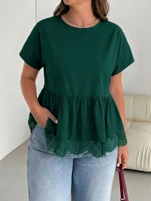 SHEIN Essnce 大尺碼女款春夏時尚休閒寬鬆涼爽舒適日常百搭顯瘦黑色蕾絲飾邊下擺短袖娃娃衫，外出上衣，極簡風蕾絲飾邊黑色上衣，夏季襯衫 - 墨綠色 - 查看 5