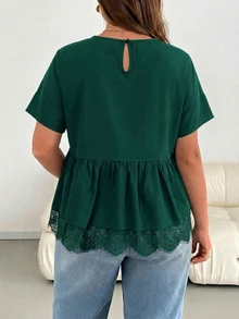 SHEIN Essnce 大尺碼女款春夏時尚休閒寬鬆涼爽舒適日常百搭顯瘦黑色蕾絲飾邊下擺短袖娃娃衫，外出上衣，極簡風蕾絲飾邊黑色上衣，夏季襯衫 - 墨綠色 - 查看 2