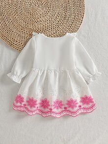 SHEIN Playful Pals 1件新生女嬰白色圓領鈕扣收腰長袖洋裝，深藍色花卉刺繡，荷葉邊裙襬，蝴蝶結裝飾，可愛休閒甜美韓風優雅洋裝，適合春秋日常穿著、外出、旅行、度假、派對等場合 - 粉色 - 查看 2
