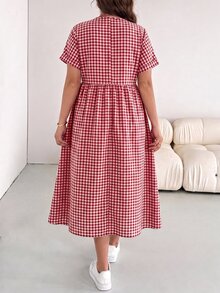 SHEIN Essnce 大尺碼女款春夏時尚休閒寬鬆舒適日常百搭顯瘦粉色格紋V領短袖中長洋裝，附口袋，度假洋裝，夏季粉色洋裝，大尺碼可愛服飾，極簡風格，亮色洋裝 - 紅白色 - 查看 2