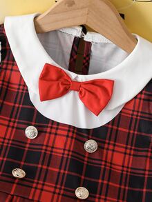 SHEIN Playful Pals 女童復古英倫風彼得潘領長袖內搭衫搭配紅黑格紋背心裙，精緻紅色蝴蝶結裝飾，仿金鈕扣，百褶大裙擺附白色飾邊，甜美學院風，舒適面料，適合節日派對、日常出遊，幼兒公主套裝 - 紅色 - 查看 4